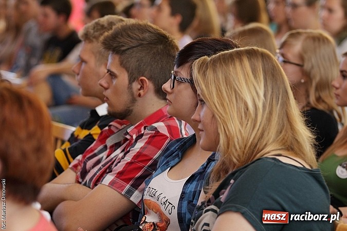 Zdjęcie w galerii na portalu naszraciborz.pl: Młodzież ZSE spotkała się z wokalistą Oddziału Zamkniętego  wiadomości z regionu