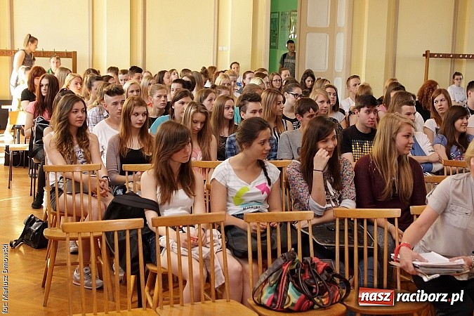 Zdjęcie w galerii na portalu naszraciborz.pl: Młodzież ZSE spotkała się z wokalistą Oddziału Zamkniętego  wiadomości z regionu