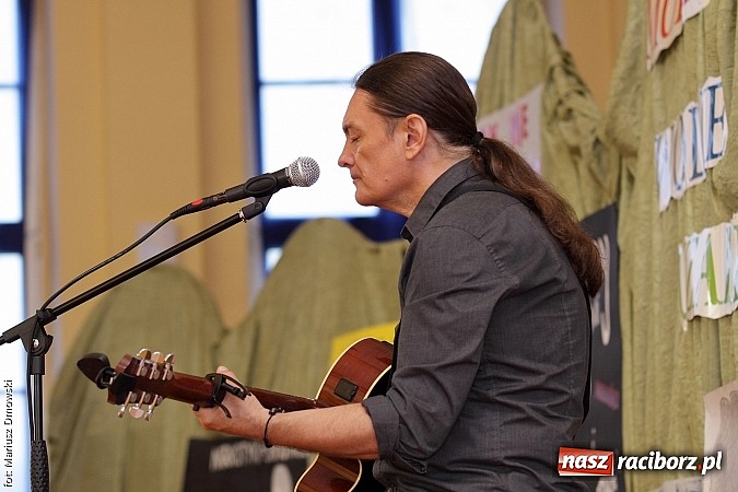 Zdjęcie w galerii na portalu naszraciborz.pl: Młodzież ZSE spotkała się z wokalistą Oddziału Zamkniętego  wiadomości z regionu