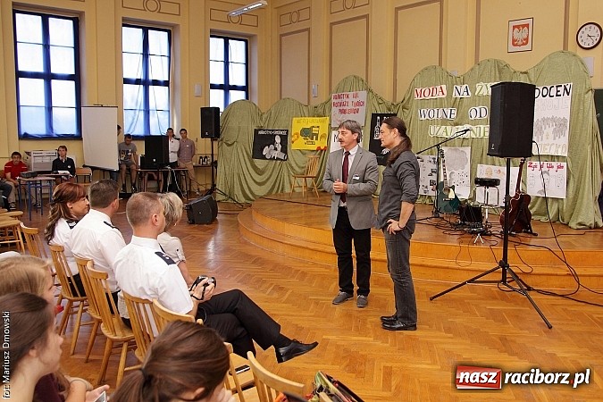 Zdjęcie w galerii na portalu naszraciborz.pl: Młodzież ZSE spotkała się z wokalistą Oddziału Zamkniętego  wiadomości z regionu