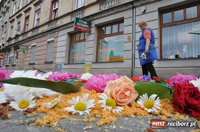 Zdjęcie w galerii na portalu naszraciborz.pl: Skoro świt ruszyli do pracy. Zobacz jak powstają raciborskie kwietne dywany na Boże Ciało wiadomości z regionu