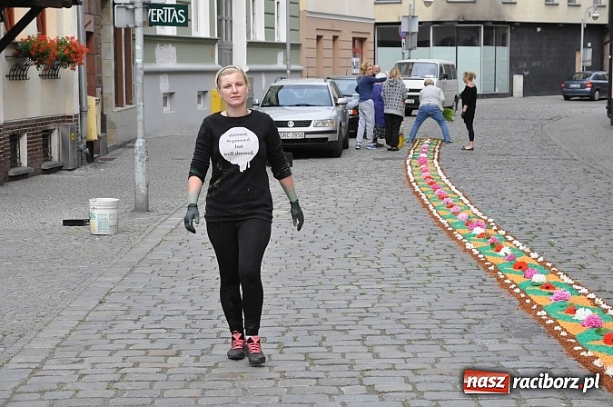 Zdjęcie w galerii na portalu naszraciborz.pl: Skoro świt ruszyli do pracy. Zobacz jak powstają raciborskie kwietne dywany na Boże Ciało wiadomości z regionu