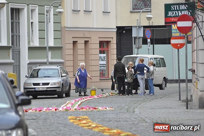 Zdjęcie w galerii na portalu naszraciborz.pl: Skoro świt ruszyli do pracy. Zobacz jak powstają raciborskie kwietne dywany na Boże Ciało wiadomości z regionu