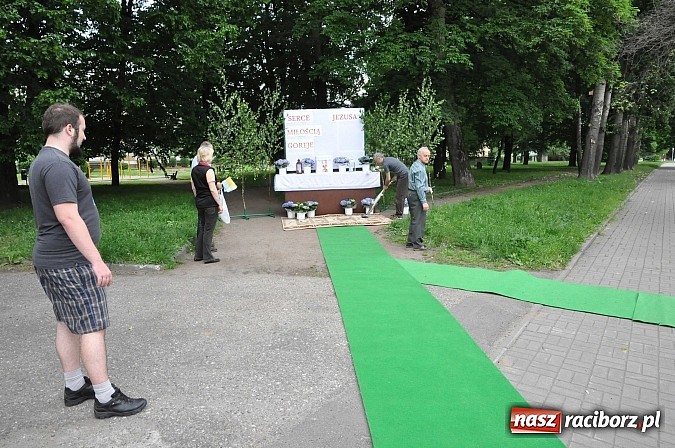 Zdjęcie w galerii na portalu naszraciborz.pl: Skoro świt ruszyli do pracy. Zobacz jak powstają raciborskie kwietne dywany na Boże Ciało wiadomości z regionu