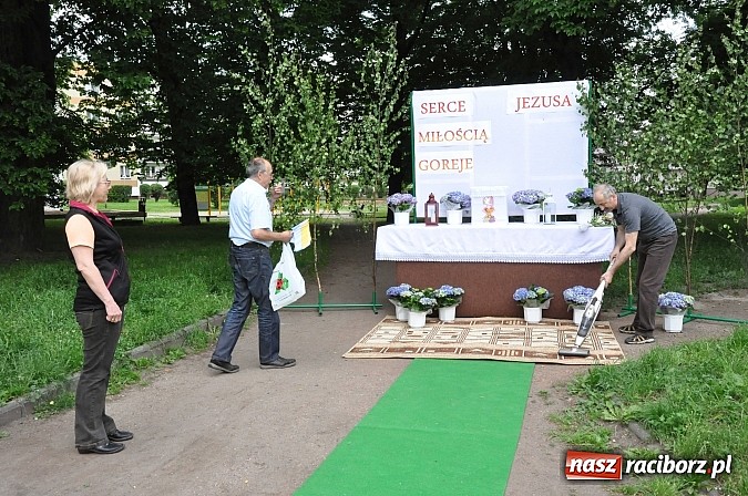 Zdjęcie w galerii na portalu naszraciborz.pl: Skoro świt ruszyli do pracy. Zobacz jak powstają raciborskie kwietne dywany na Boże Ciało wiadomości z regionu