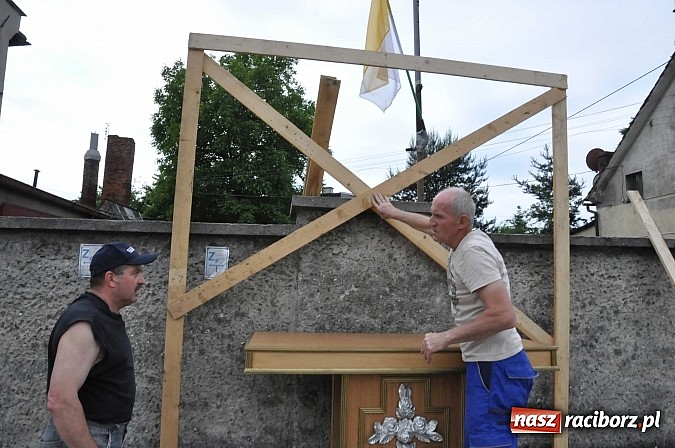 Zdjęcie w galerii na portalu naszraciborz.pl: Skoro świt ruszyli do pracy. Zobacz jak powstają raciborskie kwietne dywany na Boże Ciało wiadomości z regionu