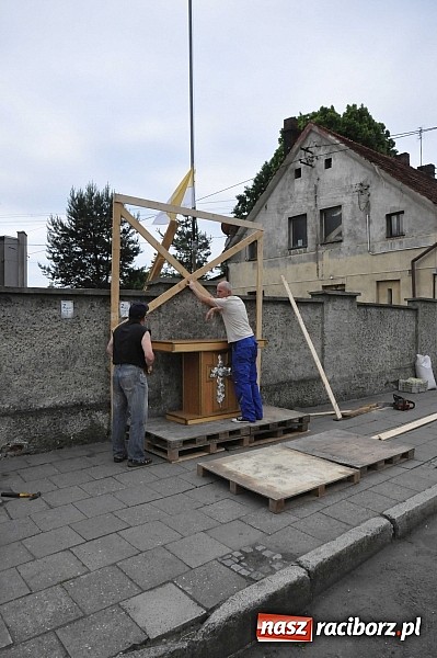 Zdjęcie w galerii na portalu naszraciborz.pl: Skoro świt ruszyli do pracy. Zobacz jak powstają raciborskie kwietne dywany na Boże Ciało wiadomości z regionu