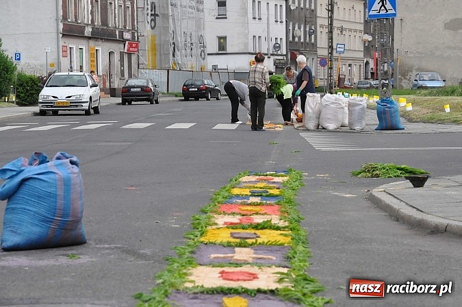 Zdjęcie w galerii na portalu naszraciborz.pl: Skoro świt ruszyli do pracy. Zobacz jak powstają raciborskie kwietne dywany na Boże Ciało wiadomości z regionu