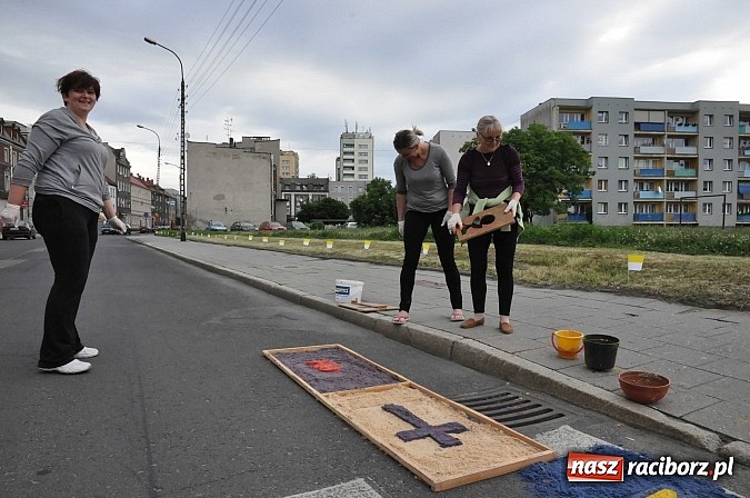 Zdjęcie w galerii na portalu naszraciborz.pl: Skoro świt ruszyli do pracy. Zobacz jak powstają raciborskie kwietne dywany na Boże Ciało wiadomości z regionu