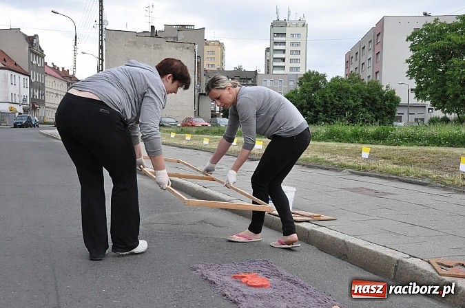 Zdjęcie w galerii na portalu naszraciborz.pl: Skoro świt ruszyli do pracy. Zobacz jak powstają raciborskie kwietne dywany na Boże Ciało wiadomości z regionu