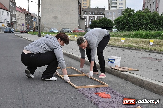 Zdjęcie w galerii na portalu naszraciborz.pl: Skoro świt ruszyli do pracy. Zobacz jak powstają raciborskie kwietne dywany na Boże Ciało wiadomości z regionu