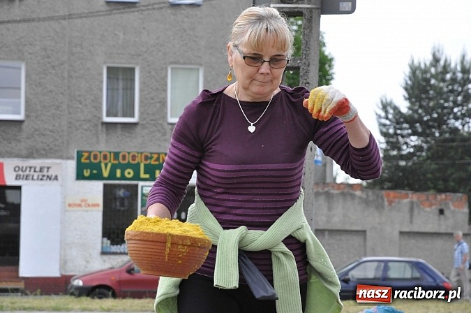 Zdjęcie w galerii na portalu naszraciborz.pl: Skoro świt ruszyli do pracy. Zobacz jak powstają raciborskie kwietne dywany na Boże Ciało wiadomości z regionu