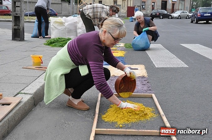 Zdjęcie w galerii na portalu naszraciborz.pl: Skoro świt ruszyli do pracy. Zobacz jak powstają raciborskie kwietne dywany na Boże Ciało wiadomości z regionu