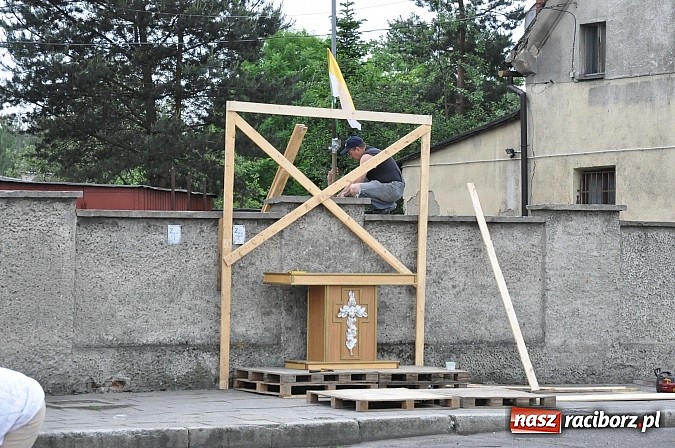 Zdjęcie w galerii na portalu naszraciborz.pl: Skoro świt ruszyli do pracy. Zobacz jak powstają raciborskie kwietne dywany na Boże Ciało wiadomości z regionu