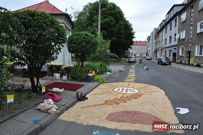 Zdjęcie w galerii na portalu naszraciborz.pl: Skoro świt ruszyli do pracy. Zobacz jak powstają raciborskie kwietne dywany na Boże Ciało wiadomości z regionu