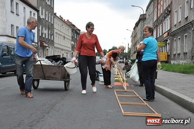 Zdjęcie w galerii na portalu naszraciborz.pl: Skoro świt ruszyli do pracy. Zobacz jak powstają raciborskie kwietne dywany na Boże Ciało wiadomości z regionu
