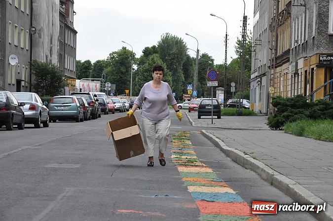 Zdjęcie w galerii na portalu naszraciborz.pl: Skoro świt ruszyli do pracy. Zobacz jak powstają raciborskie kwietne dywany na Boże Ciało wiadomości z regionu