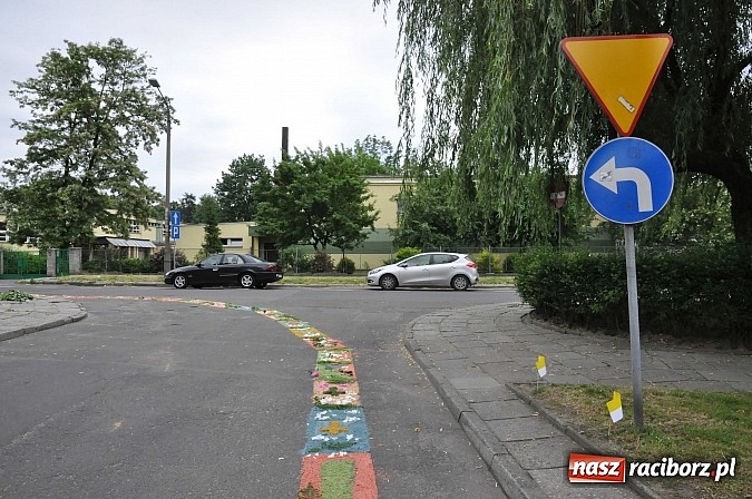 Zdjęcie w galerii na portalu naszraciborz.pl: Skoro świt ruszyli do pracy. Zobacz jak powstają raciborskie kwietne dywany na Boże Ciało wiadomości z regionu