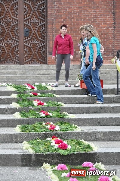 Zdjęcie w galerii na portalu naszraciborz.pl: Skoro świt ruszyli do pracy. Zobacz jak powstają raciborskie kwietne dywany na Boże Ciało wiadomości z regionu