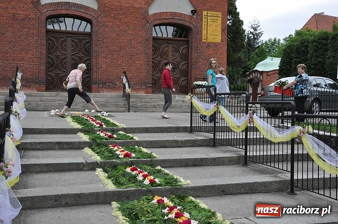 Zdjęcie w galerii na portalu naszraciborz.pl: Skoro świt ruszyli do pracy. Zobacz jak powstają raciborskie kwietne dywany na Boże Ciało wiadomości z regionu