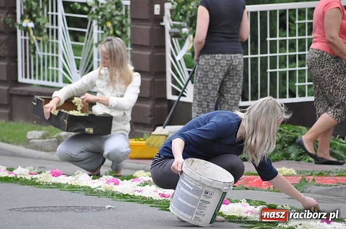 Zdjęcie w galerii na portalu naszraciborz.pl: Skoro świt ruszyli do pracy. Zobacz jak powstają raciborskie kwietne dywany na Boże Ciało wiadomości z regionu