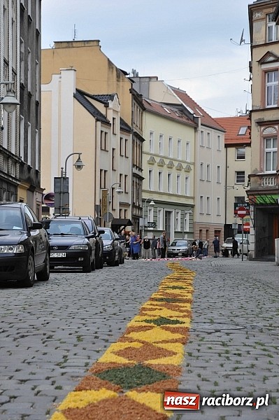 Zdjęcie w galerii na portalu naszraciborz.pl: Skoro świt ruszyli do pracy. Zobacz jak powstają raciborskie kwietne dywany na Boże Ciało wiadomości z regionu
