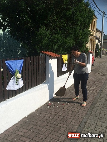 Zdjęcie w galerii na portalu naszraciborz.pl: Skoro świt ruszyli do pracy. Zobacz jak powstają raciborskie kwietne dywany na Boże Ciało wiadomości z regionu