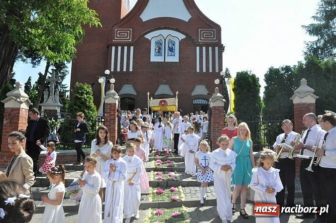 Zdjęcie w galerii na portalu naszraciborz.pl: Uroczystość Najświętszego Ciała i Krwi Chrystusa w Kościele obecna od XIII wieku wiadomości z regionu