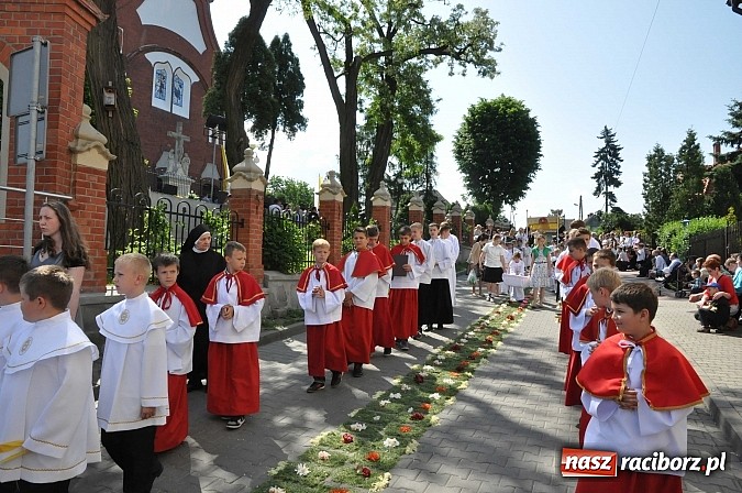 Zdjęcie w galerii na portalu naszraciborz.pl: Uroczystość Najświętszego Ciała i Krwi Chrystusa w Kościele obecna od XIII wieku wiadomości z regionu