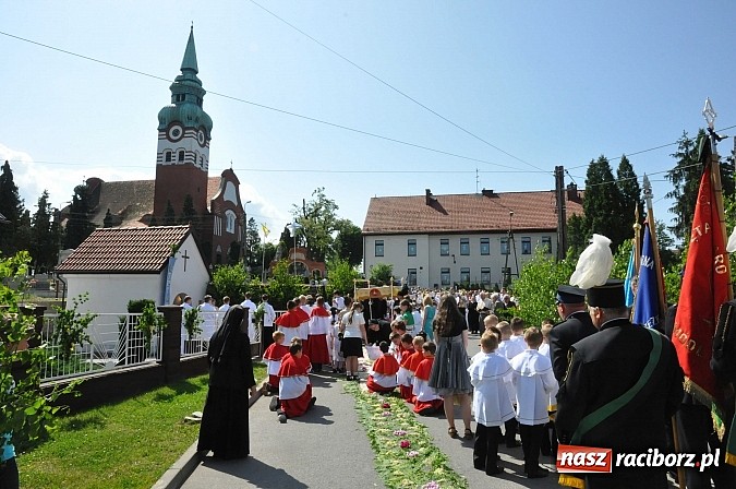 Zdjęcie w galerii na portalu naszraciborz.pl: Uroczystość Najświętszego Ciała i Krwi Chrystusa w Kościele obecna od XIII wieku wiadomości z regionu