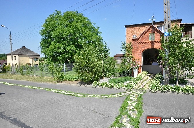Zdjęcie w galerii na portalu naszraciborz.pl: Uroczystość Najświętszego Ciała i Krwi Chrystusa w Kościele obecna od XIII wieku wiadomości z regionu