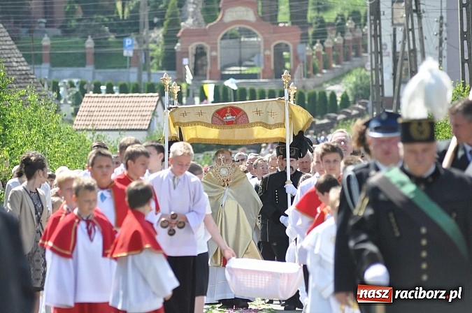 Zdjęcie w galerii na portalu naszraciborz.pl: Uroczystość Najświętszego Ciała i Krwi Chrystusa w Kościele obecna od XIII wieku wiadomości z regionu