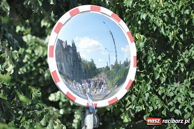 Zdjęcie w galerii na portalu naszraciborz.pl: Uroczystość Najświętszego Ciała i Krwi Chrystusa w Kościele obecna od XIII wieku wiadomości z regionu