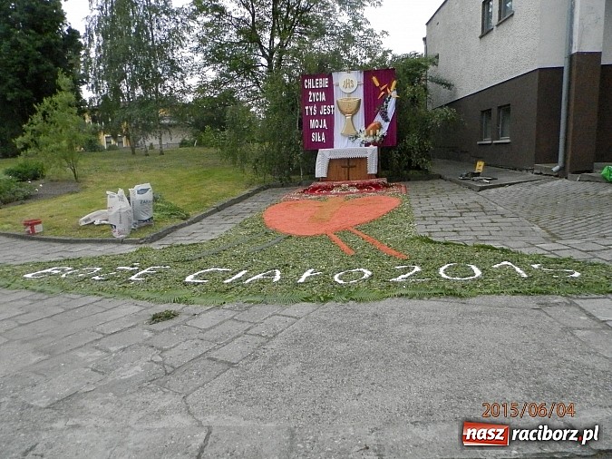 Zdjęcie w galerii na portalu naszraciborz.pl: Uroczystość Najświętszego Ciała i Krwi Chrystusa w Kościele obecna od XIII wieku wiadomości z regionu