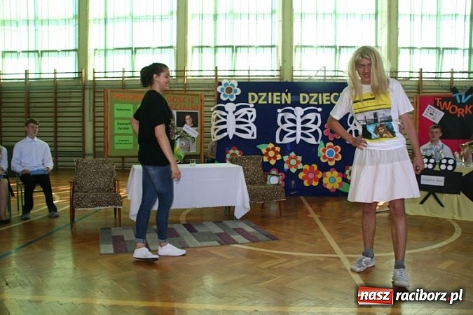 Zdjęcie w galerii na portalu naszraciborz.pl: Szkolna wystawa psów w Tworkowie. Na Dzień Dziecka  wiadomości z regionu