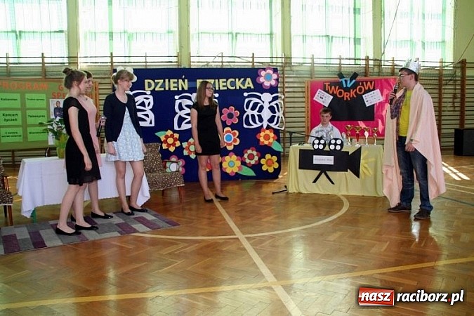 Zdjęcie w galerii na portalu naszraciborz.pl: Szkolna wystawa psów w Tworkowie. Na Dzień Dziecka  wiadomości z regionu