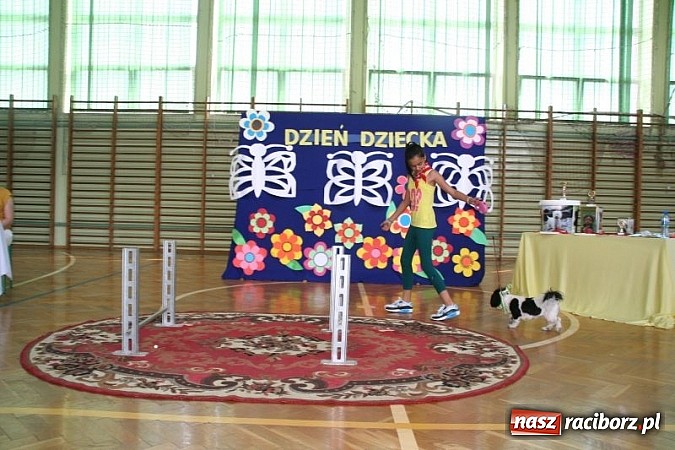 Zdjęcie w galerii na portalu naszraciborz.pl: Szkolna wystawa psów w Tworkowie. Na Dzień Dziecka  wiadomości z regionu