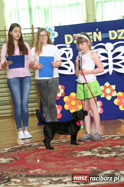 Zdjęcie w galerii na portalu naszraciborz.pl: Szkolna wystawa psów w Tworkowie. Na Dzień Dziecka  wiadomości z regionu