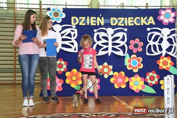 Zdjęcie w galerii na portalu naszraciborz.pl: Szkolna wystawa psów w Tworkowie. Na Dzień Dziecka  wiadomości z regionu