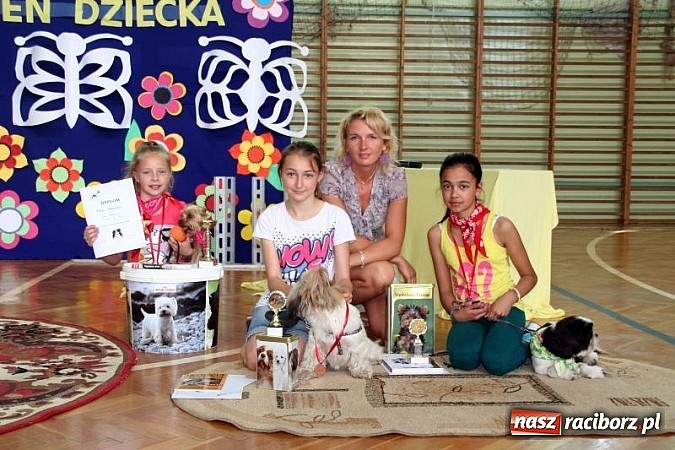 Zdjęcie w galerii na portalu naszraciborz.pl: Szkolna wystawa psów w Tworkowie. Na Dzień Dziecka  wiadomości z regionu