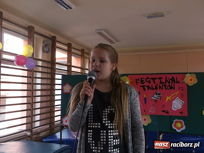 Zdjęcie w galerii na portalu naszraciborz.pl: Festiwal Talentów w SP 15 w Raciborzu wiadomości z regionu