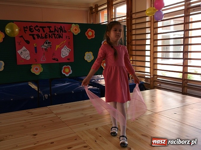 Zdjęcie w galerii na portalu naszraciborz.pl: Festiwal Talentów w SP 15 w Raciborzu wiadomości z regionu