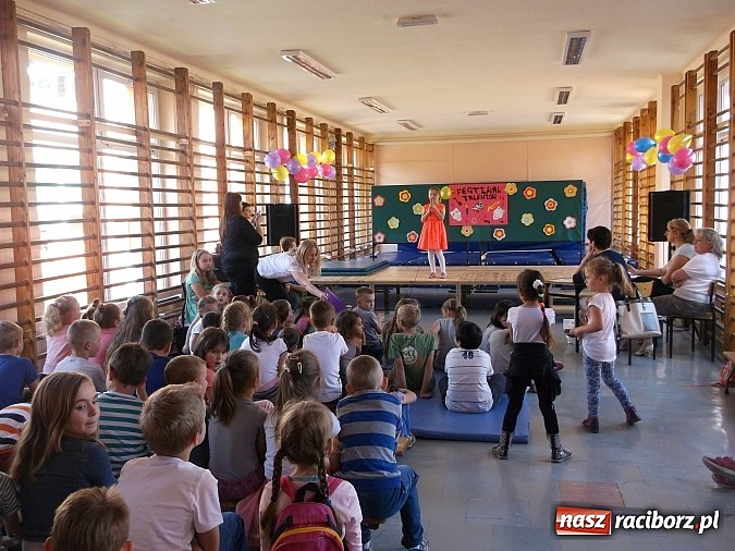 Zdjęcie w galerii na portalu naszraciborz.pl: Festiwal Talentów w SP 15 w Raciborzu wiadomości z regionu