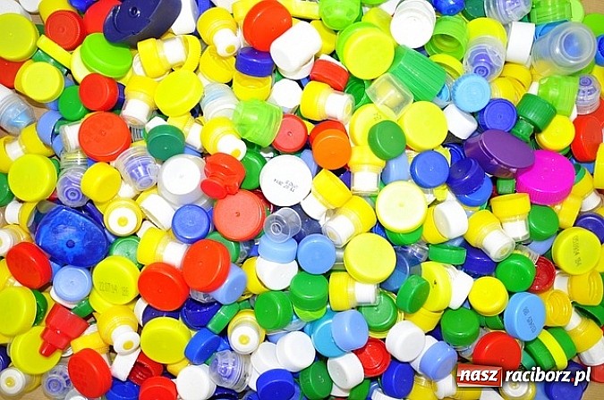 Zdjęcie w galerii na portalu naszraciborz.pl: Mała rzecz - wielki efekt, czyli dlaczego warto zbierać plastikowe zakrętki. Historia Kuby z Raciborza wiadomości z regionu