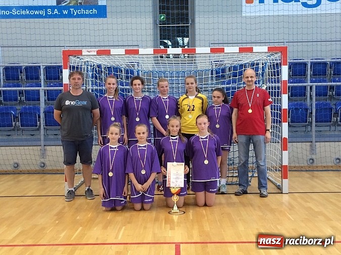 Zdjęcie w galerii na portalu naszraciborz.pl: Dziewczęta ze szkoły podstawowej z Pietrowic Wielkich najlepsze w województwie śląskim wiadomości z regionu