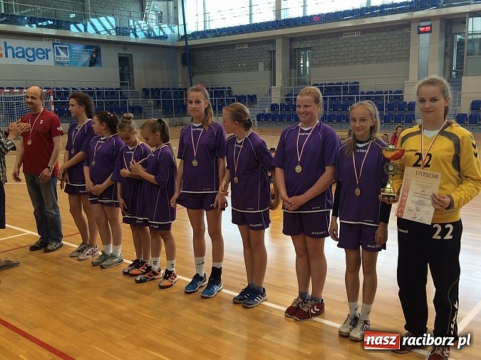 Zdjęcie w galerii na portalu naszraciborz.pl: Dziewczęta ze szkoły podstawowej z Pietrowic Wielkich najlepsze w województwie śląskim wiadomości z regionu