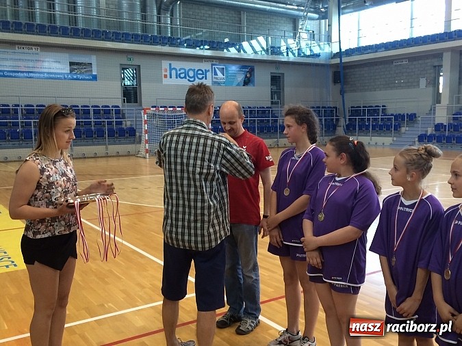 Zdjęcie w galerii na portalu naszraciborz.pl: Dziewczęta ze szkoły podstawowej z Pietrowic Wielkich najlepsze w województwie śląskim wiadomości z regionu