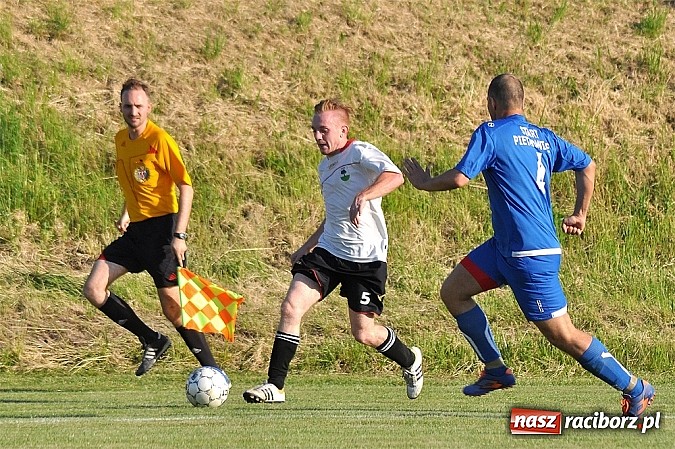 Zdjęcie w galerii na portalu naszraciborz.pl: Pietrowicki Start wygrał po golu w końcówce meczu wiadomości z regionu