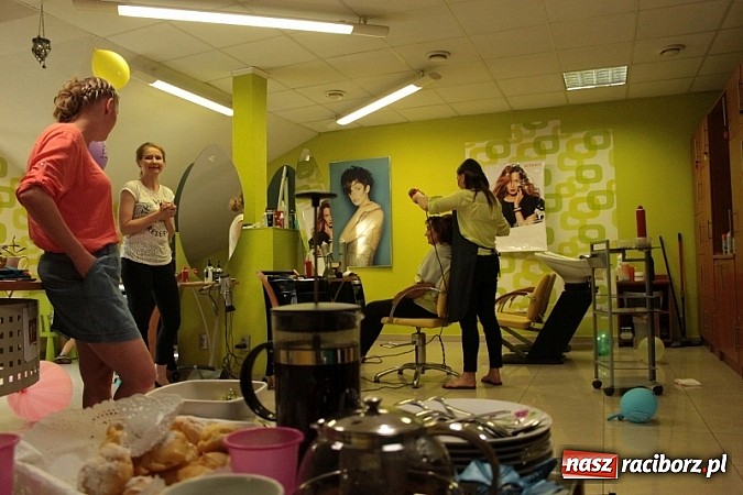 Zdjęcie w galerii na portalu naszraciborz.pl: Stylizacje, wizaż i niesamowite fryzury, czyli rodzinnie u fryzjera wiadomości z regionu