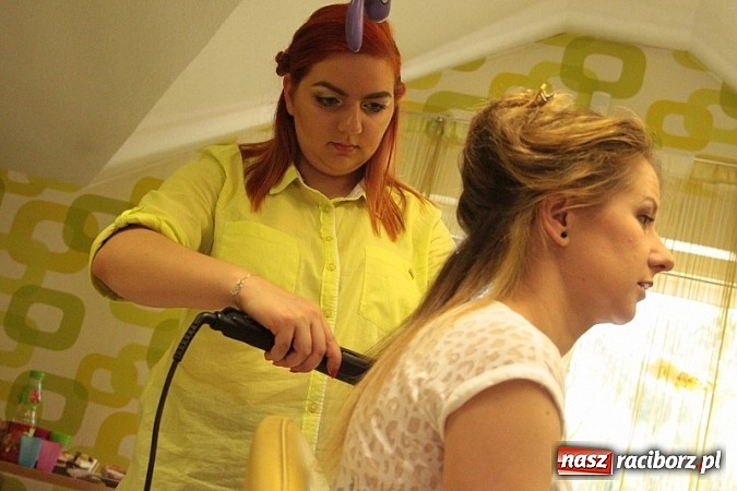 Zdjęcie w galerii na portalu naszraciborz.pl: Stylizacje, wizaż i niesamowite fryzury, czyli rodzinnie u fryzjera wiadomości z regionu